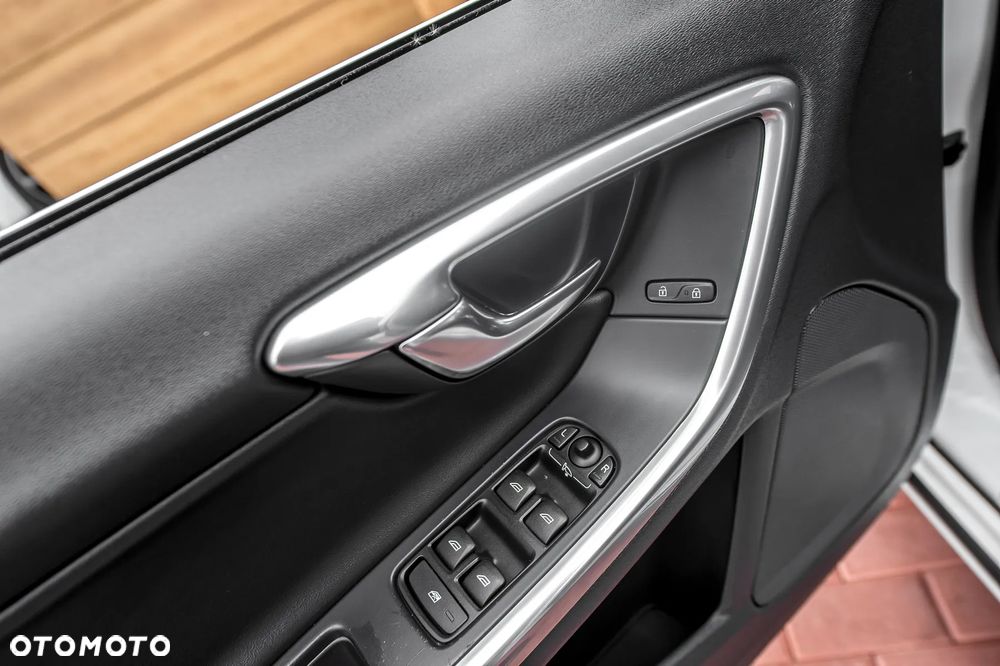 Volvo V60 D4 Drive-E R-Design Momentum - 26