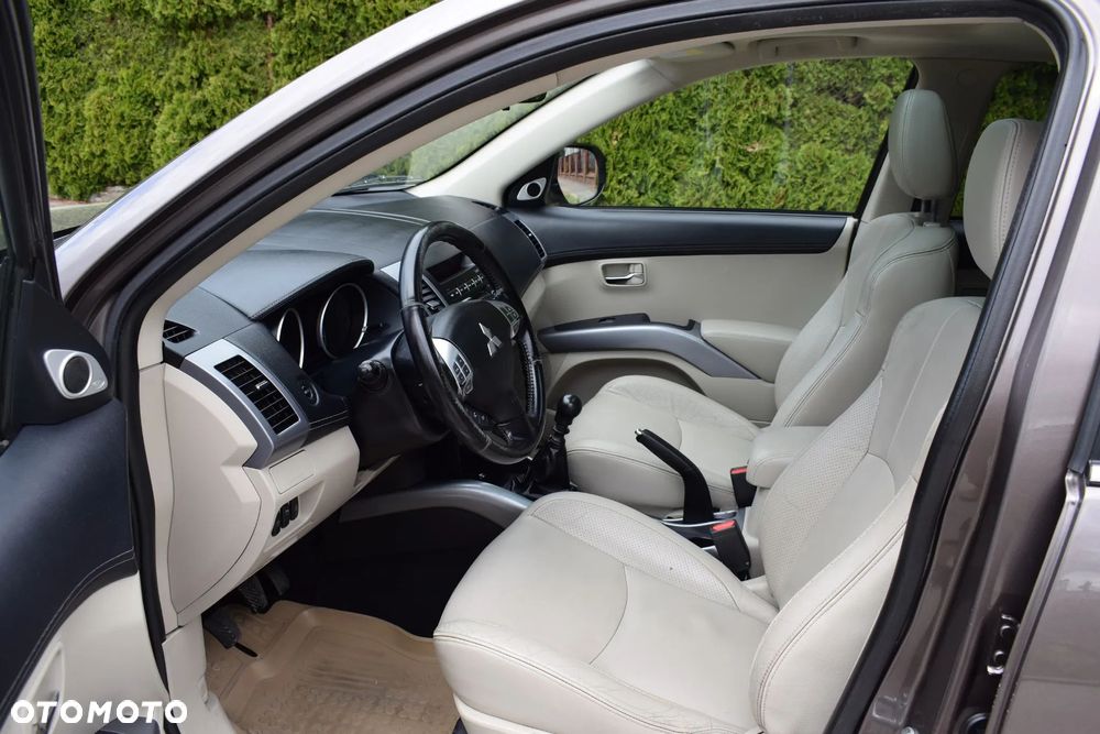Mitsubishi Outlander 2.0 DID Intense + SE - 12