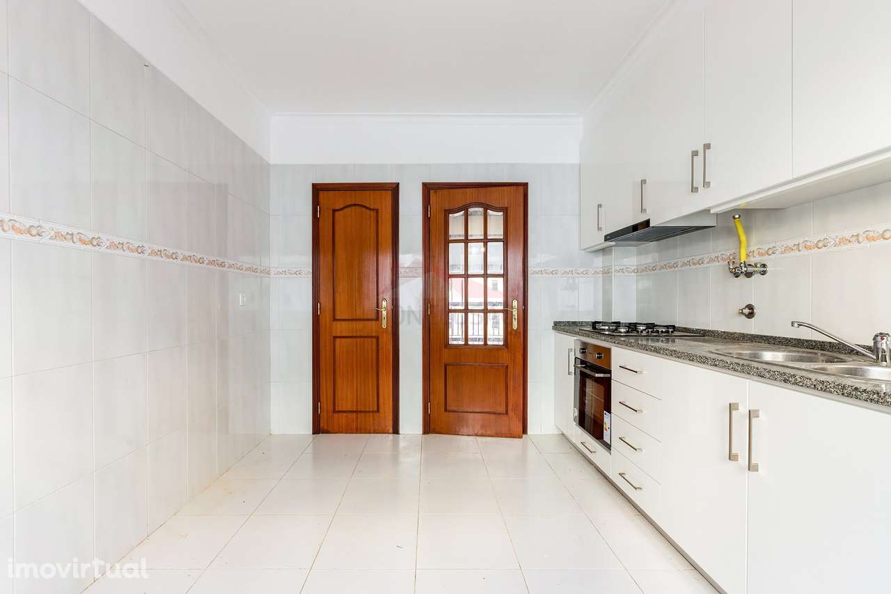 **Apartamento T3 em Venda no Carregado - Oportunidade Imperdível! ** - Grande imagem: 3/22
