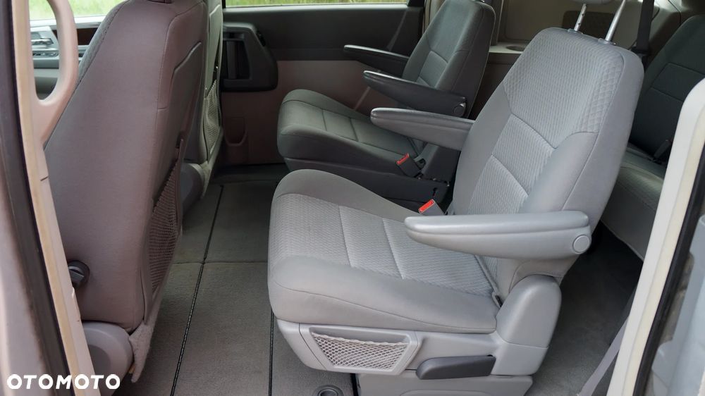 Chrysler Town & Country - 6