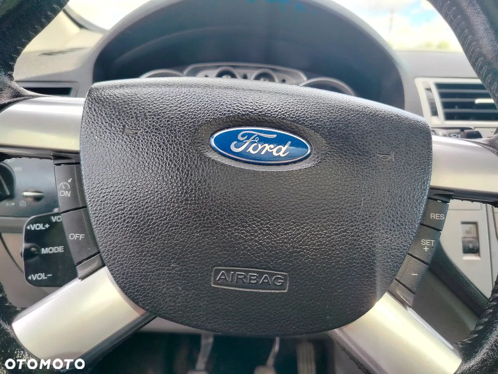 Ford Kuga 2.5 4x4 Titanium - 29