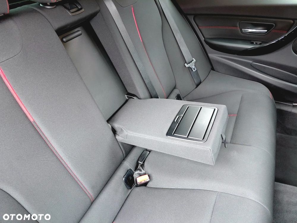 BMW Seria 3 320i M Sport - 16