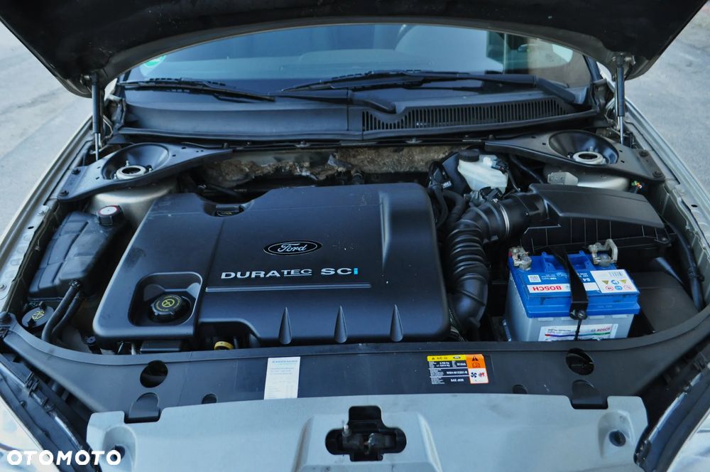 Ford Mondeo 1.8 Ghia - 30