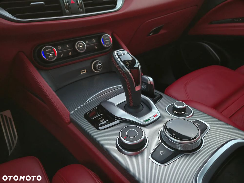 Alfa Romeo Stelvio 2.0 Turbo 16V AT8-Q4 Veloce Ti - 34