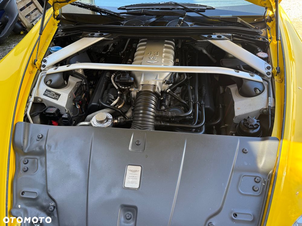 Aston Martin V8 Vantage - 12