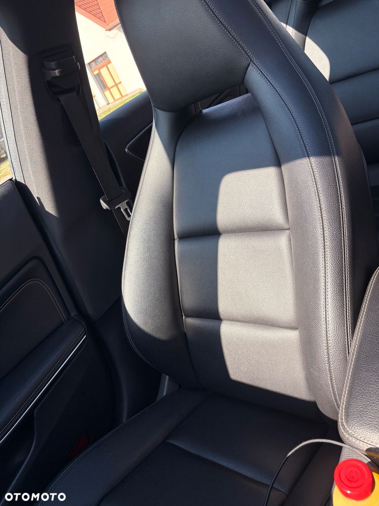 Mercedes-Benz CLA 250 4Matic 7G-DCT - 22