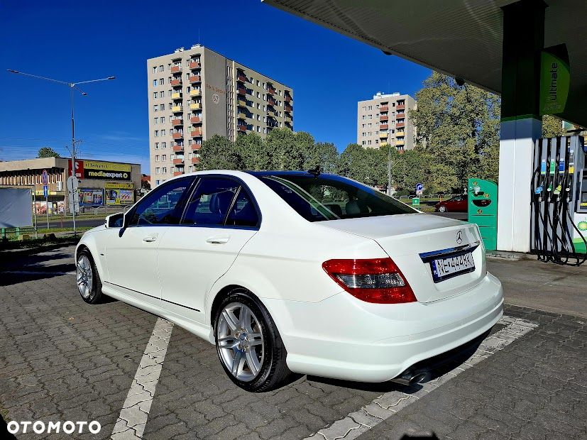 Mercedes-Benz Klasa C 180 CGI Automatik BlueEFFICIENCY Elegance - 14