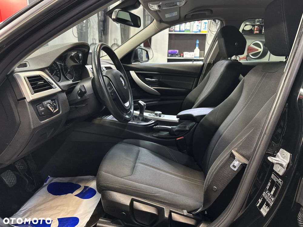 BMW Seria 3 318d Sport Line - 36