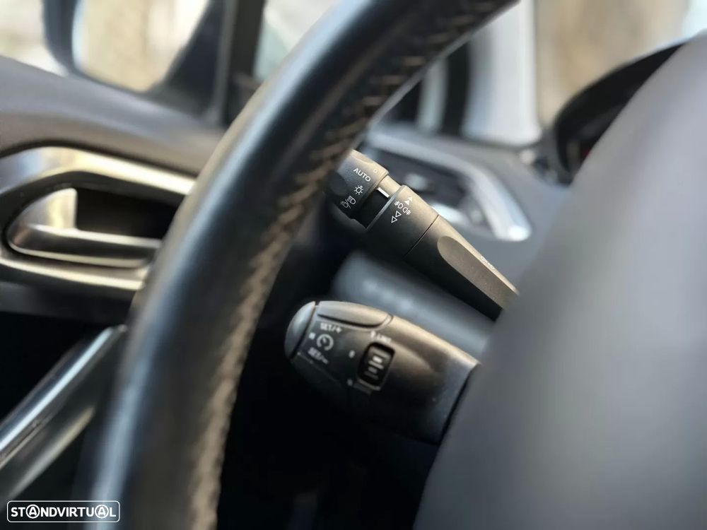 Peugeot 2008 1.2 PureTech Allure EAT6 - 27