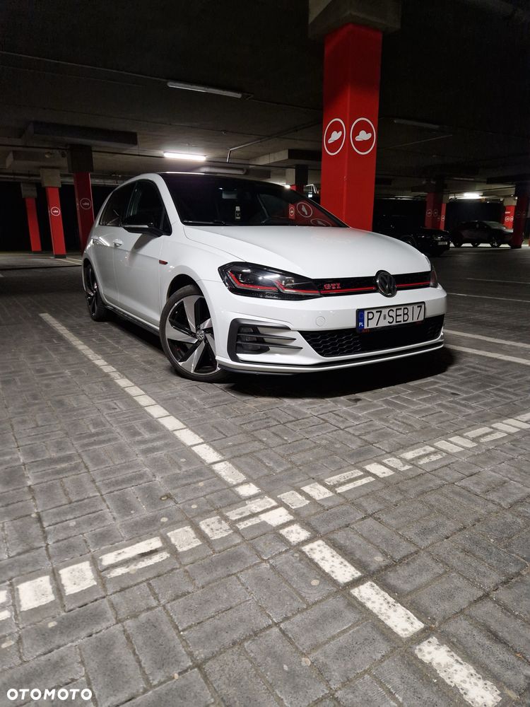 Volkswagen Golf - 1
