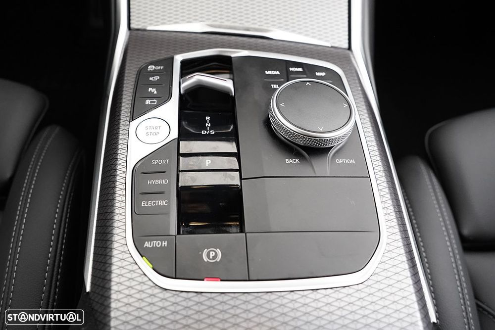 BMW 330 e Pack Desportivo M Auto — fotografia 13