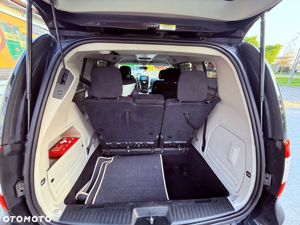 Chrysler Town & Country 3.6 Limited - 23