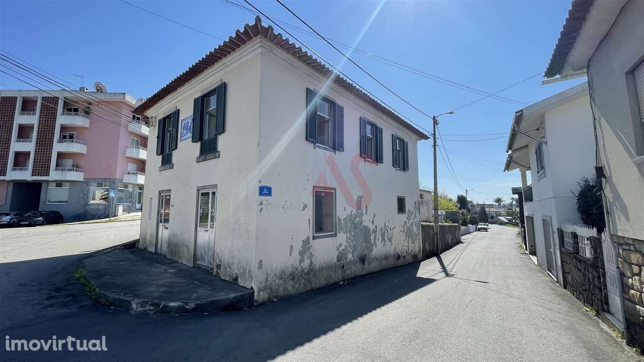 Moradia T3 para restauro, inserida num terreno de 795m2, em Santiago d - Grande imagem: 2/48