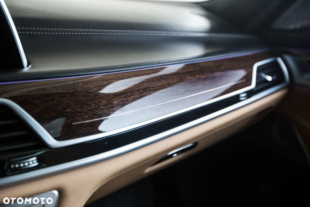 BMW Seria 7 745e sport - 32