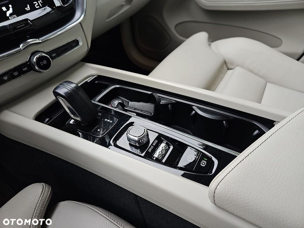 Volvo XC 60 B4 D AWD Momentum Pro - 23