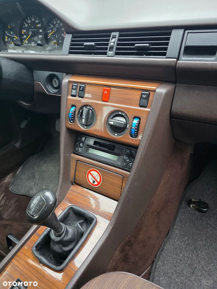 Mercedes-Benz W124 1988 photo 5