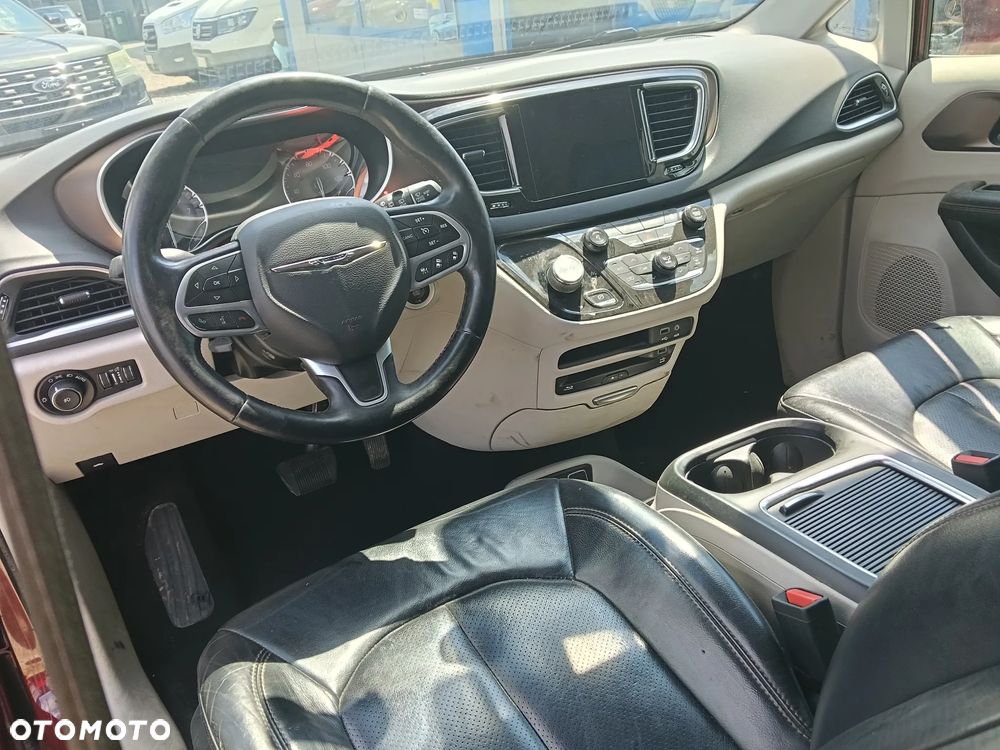 Chrysler Pacifica - 12
