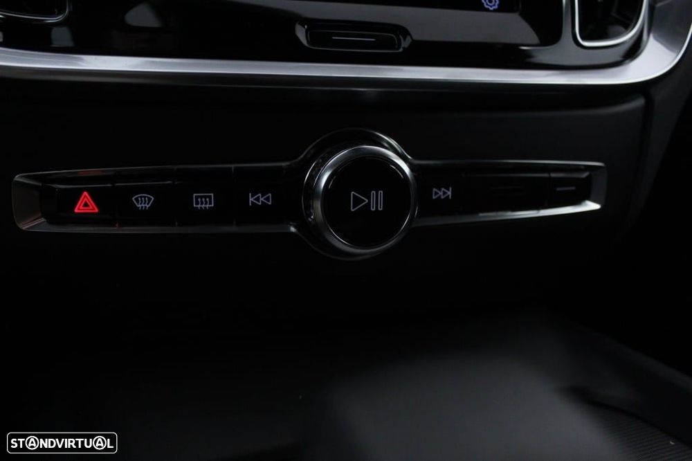 Volvo V60 2.0 B4 Plus Dark Auto - 30