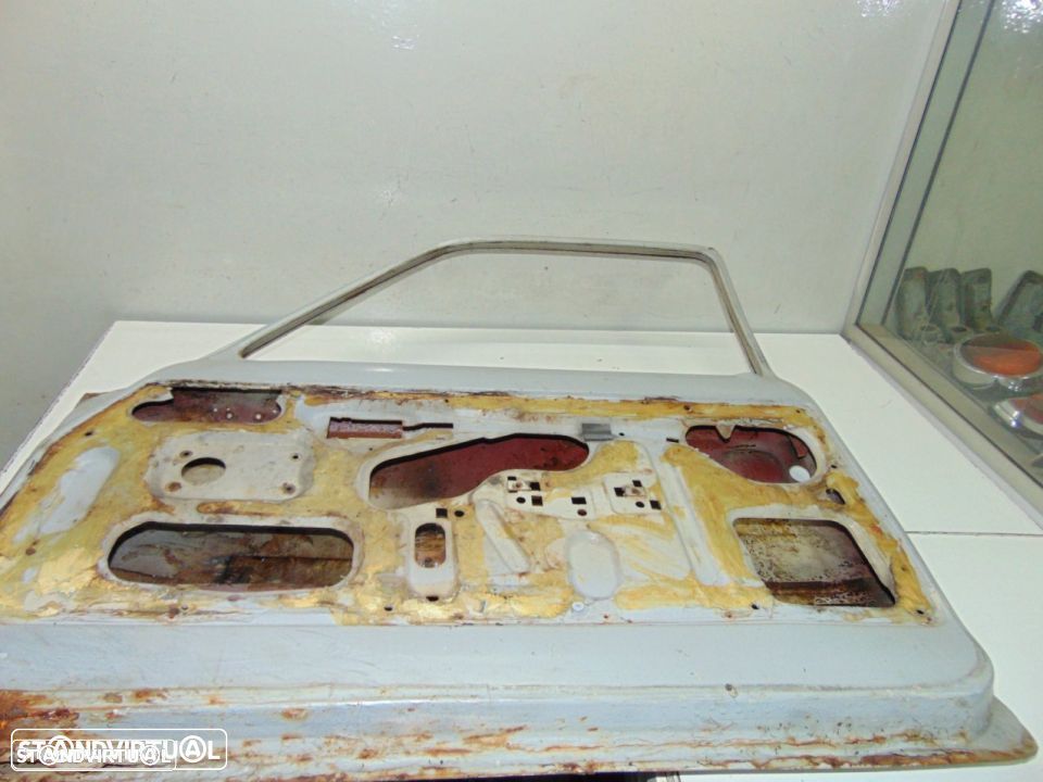 Ford Escort VAN II - porta direita tem o canto da frente em baixo; a porta é igual ao Escort MKI3PT - 4