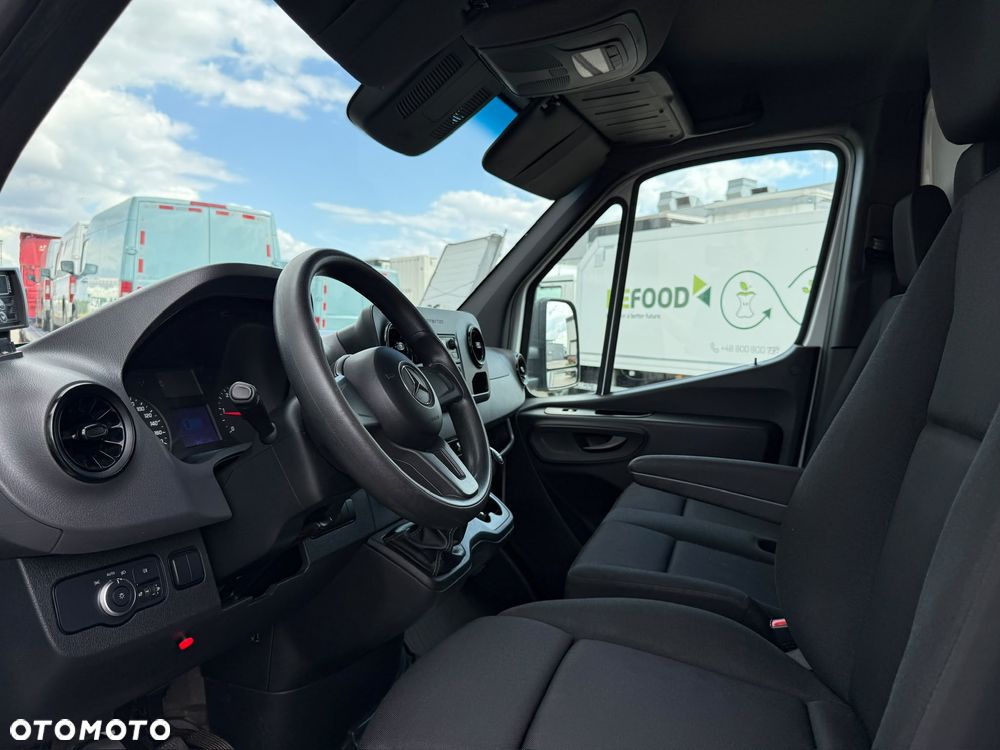 Mercedes-Benz Sprinter - 12
