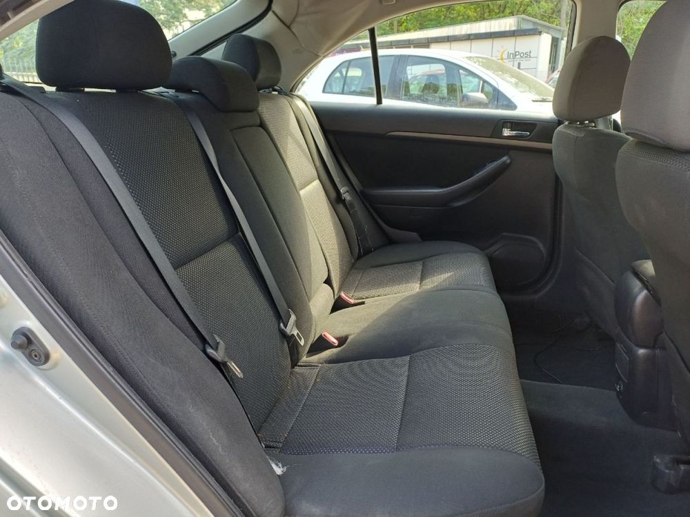 Toyota Avensis - 8