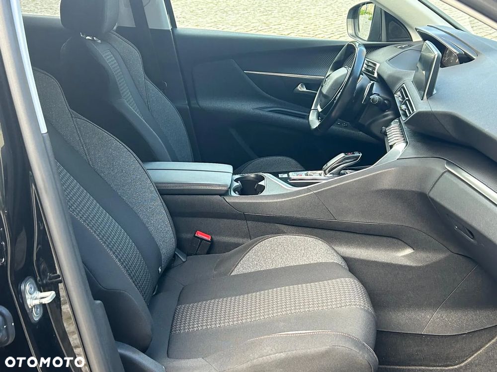 Peugeot 3008 1.2 PureTech GPF Active S&S EAT8 - 23