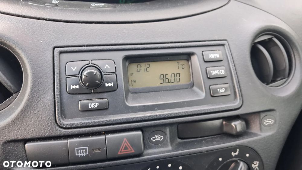 Na części Toyota Yaris I LIFT P1 silnik 1.0 1SZ-FE VVY-i lakier 1D2 skrzynia maska zderzak drzwi klapa szyba fotel kanapa lusterko lampa deska GWARANCJA !!! Przód Tył Zestaw Komplet Drzwi Klapa Zderzak Błotnik Maska Grill Atrapa Szyba Pas Lampa Lusterko Boczki Fotel Kanapa Kokpit Deska Rozdzielcza Przełącznik Włącznik Sterownik Przewody Wiązka Instalacja Moduł Komputer Czujnik Listwa Pompa Alternator Wtryski Głowica Rozrusznik Kompresor Sprzęgło Dwumas Silnik  Skrzynia ABS Klimatyzacji Paliwa Wspomagania Kolektor Turbina Przepustnica Zawór Chłodnica Koło Hak Belka Sanki Zawieszenie Mcpherson Półoś Amortyzator Wydech Tłumik Zacisk Most - 12