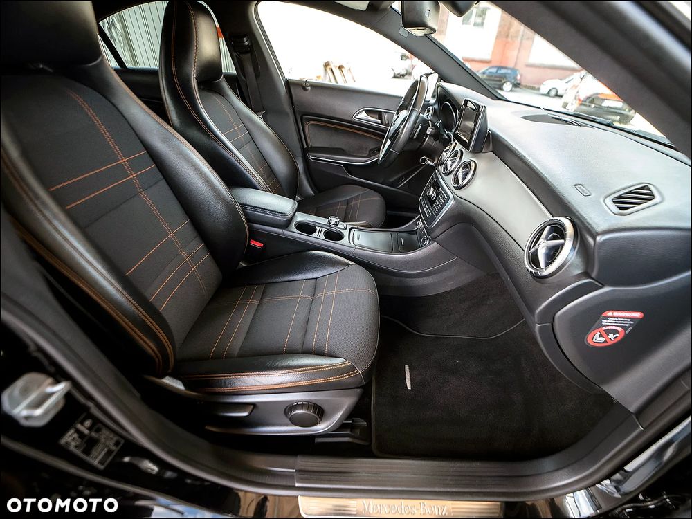 Mercedes-Benz CLA 180 7G-DCT Urban - 38