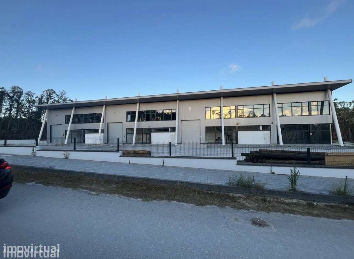 Armazém Virado para  a A8 em Maceira - Grande imagem: 3/26