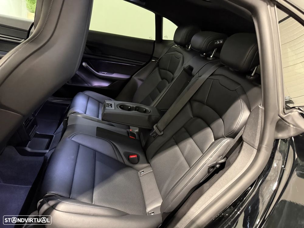 Porsche Taycan Sport Turismo Black Edition - 32