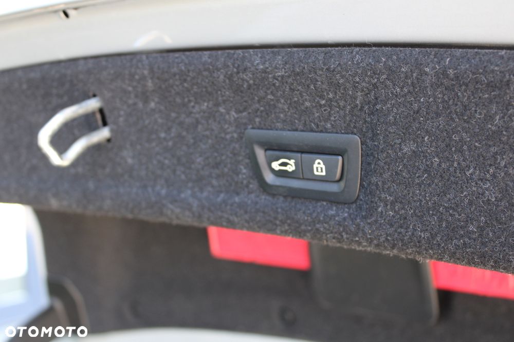 BMW Seria 3 330i Sport Line - 29