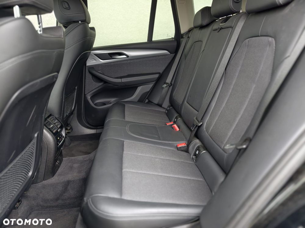 BMW X3 xDrive20i Advantage - 9