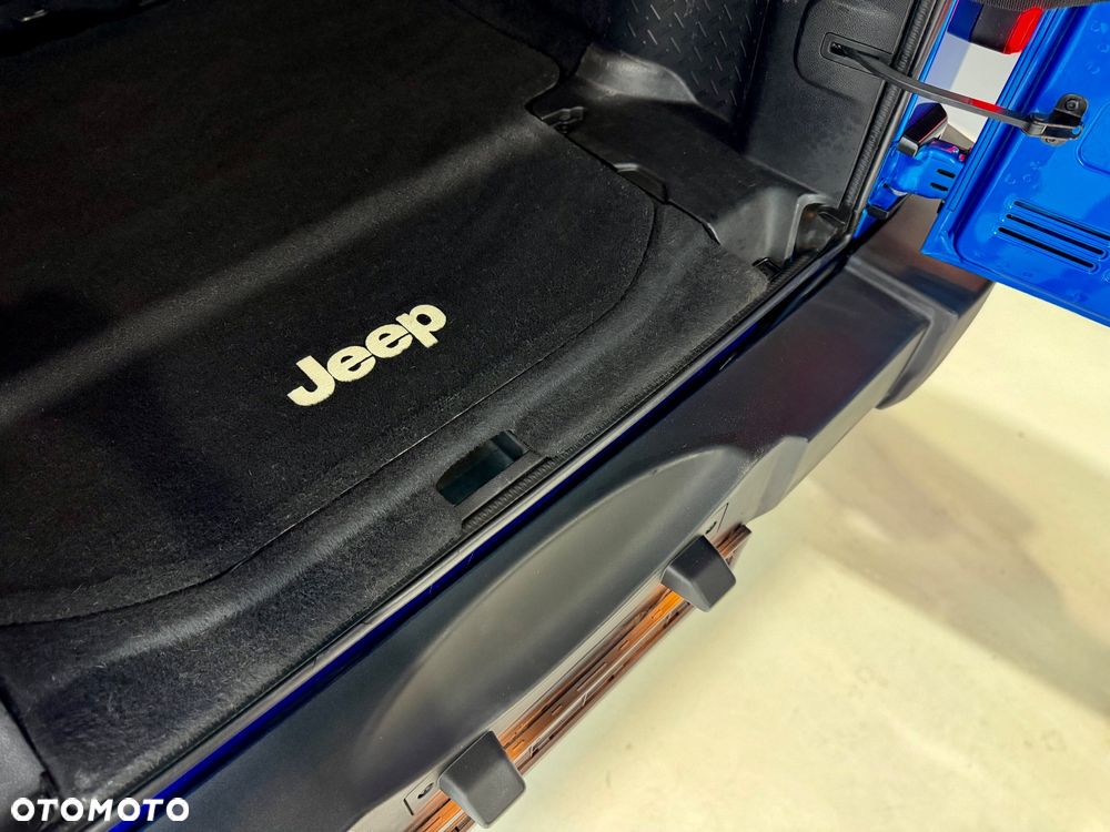 Jeep Wrangler 3.6 Unlim Night Eagle - 30