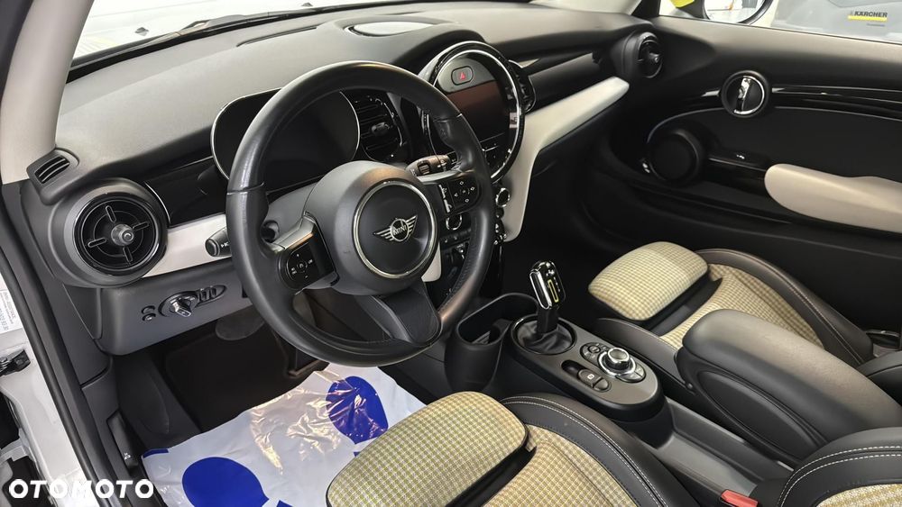 MINI Cooper SE Classic Trim - 11