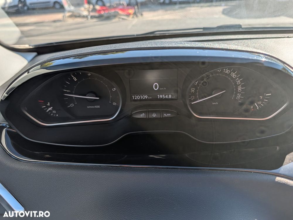 Peugeot 208 1.6 e-HDi FAP STT Allure - 8