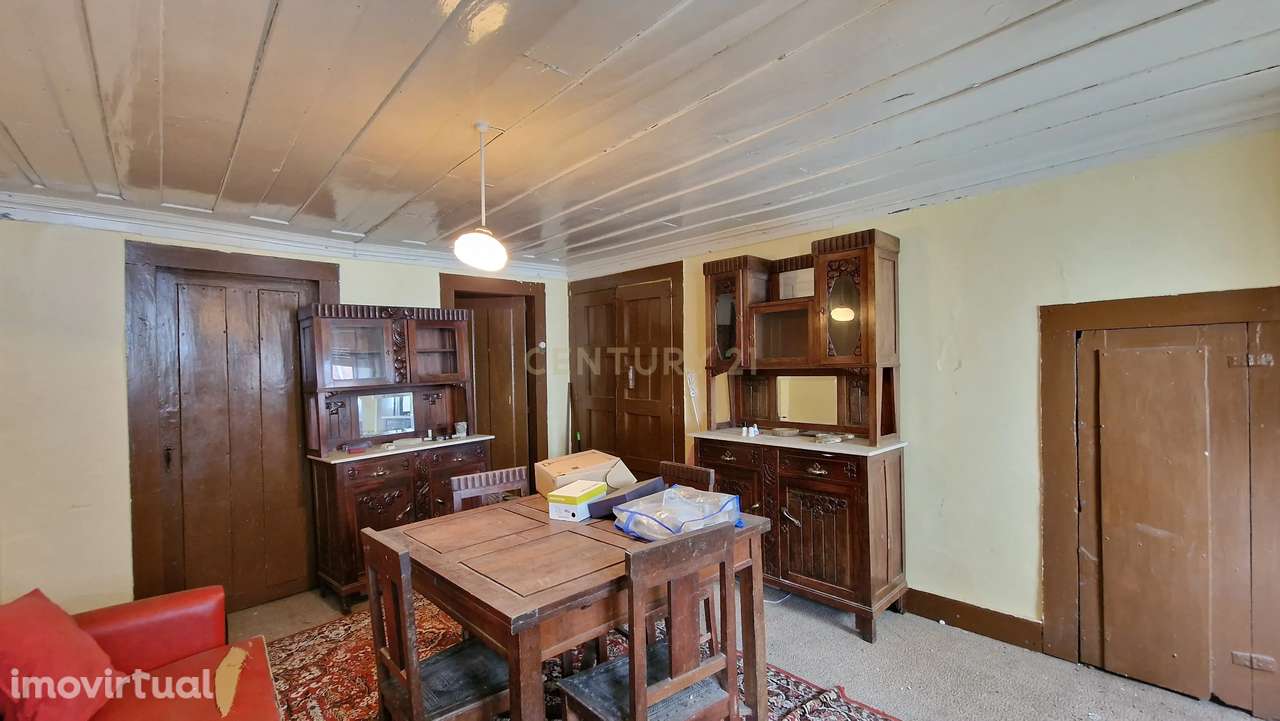 Moradia em banda situada no centro de São João da Pesqueira - Grande imagem: 3/13