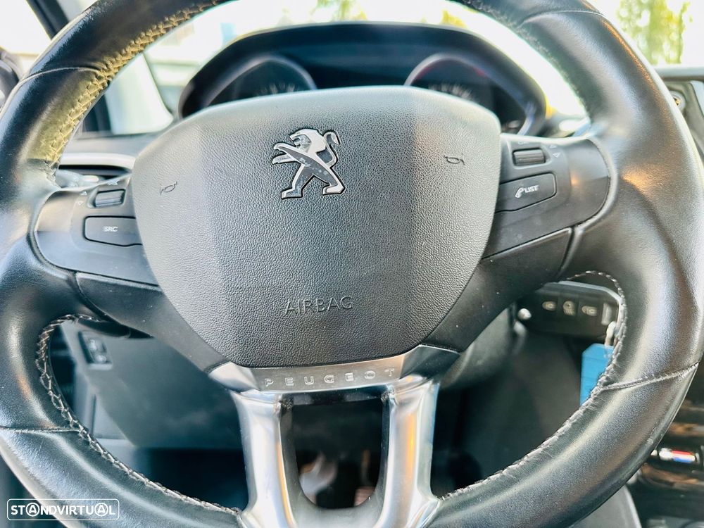 Peugeot 2008 1.2 PureTech Allure - 22