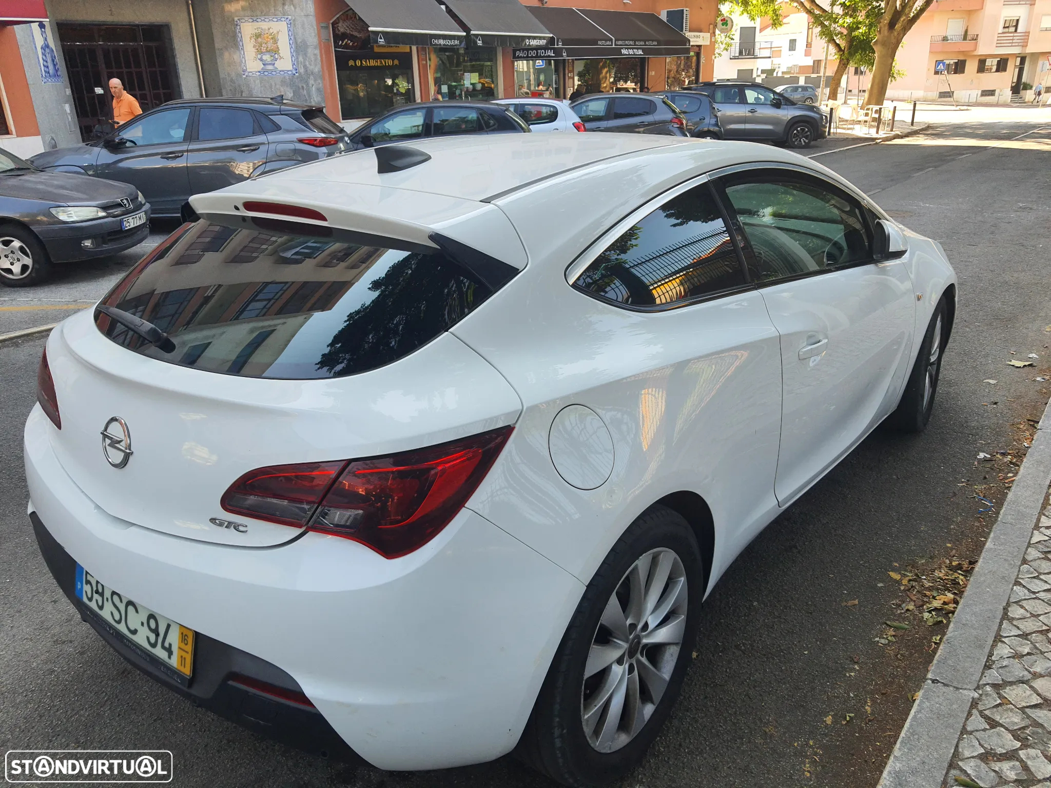 Opel Astra GTC - 11