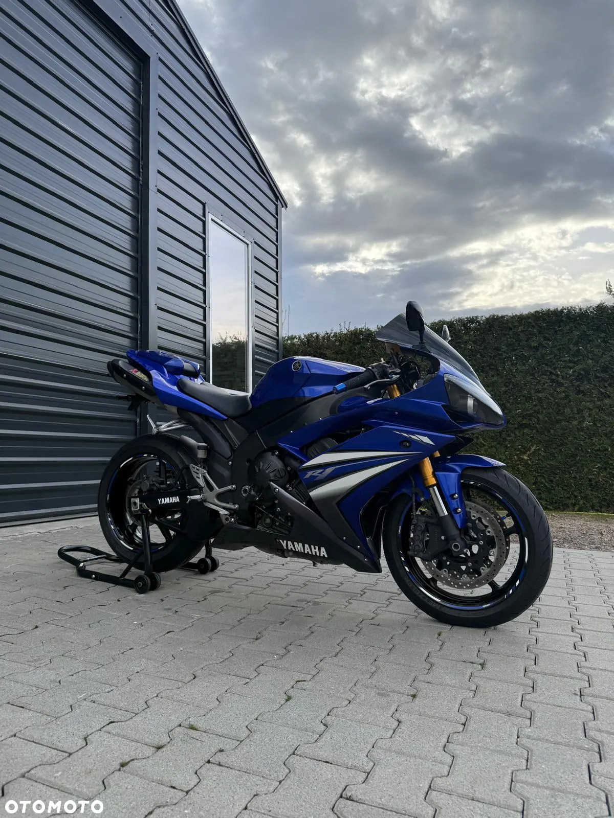 Yamaha R1 - 12