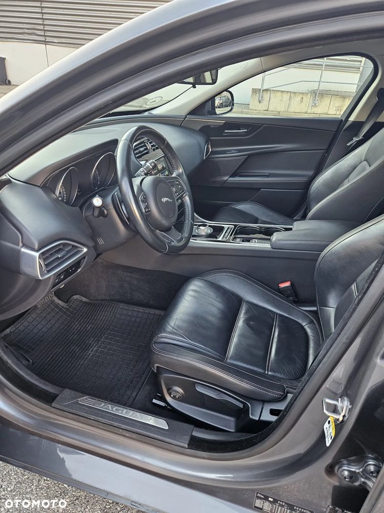 Jaguar XE 2.0 D Prestige - 24