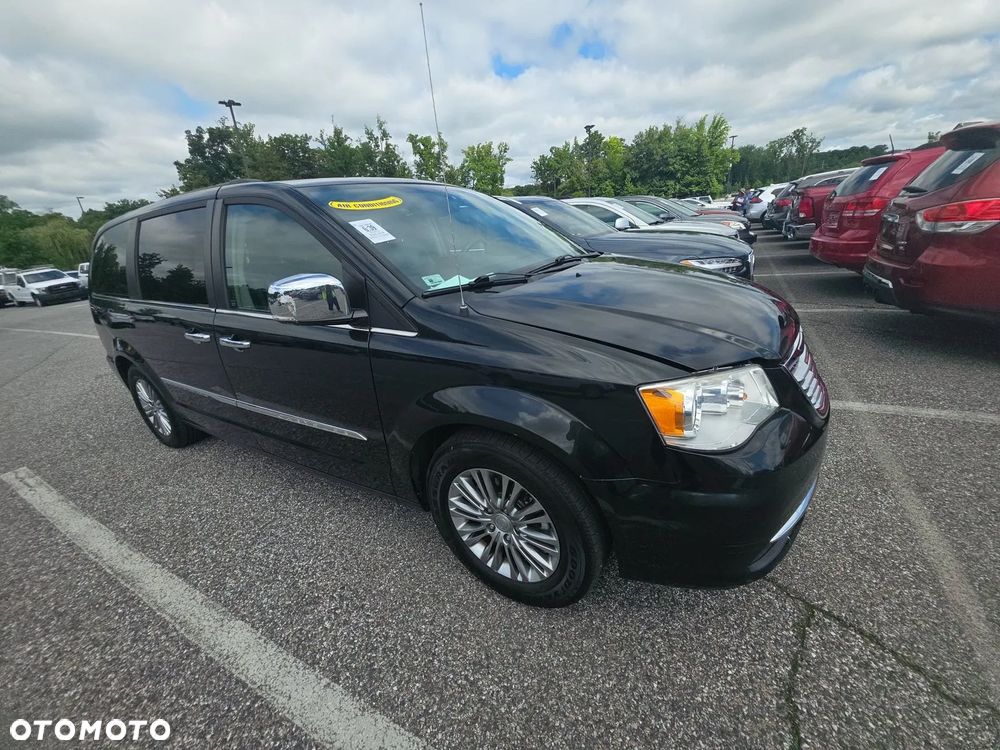 Chrysler Town & Country - 1