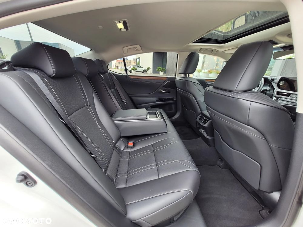 Lexus ES 300h Prestige - 16