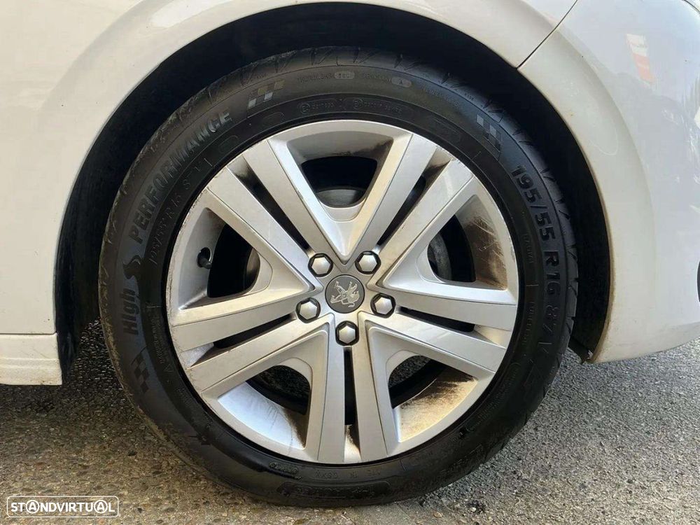 Peugeot 208 1.2 PureTech Allure EAT6 - 17