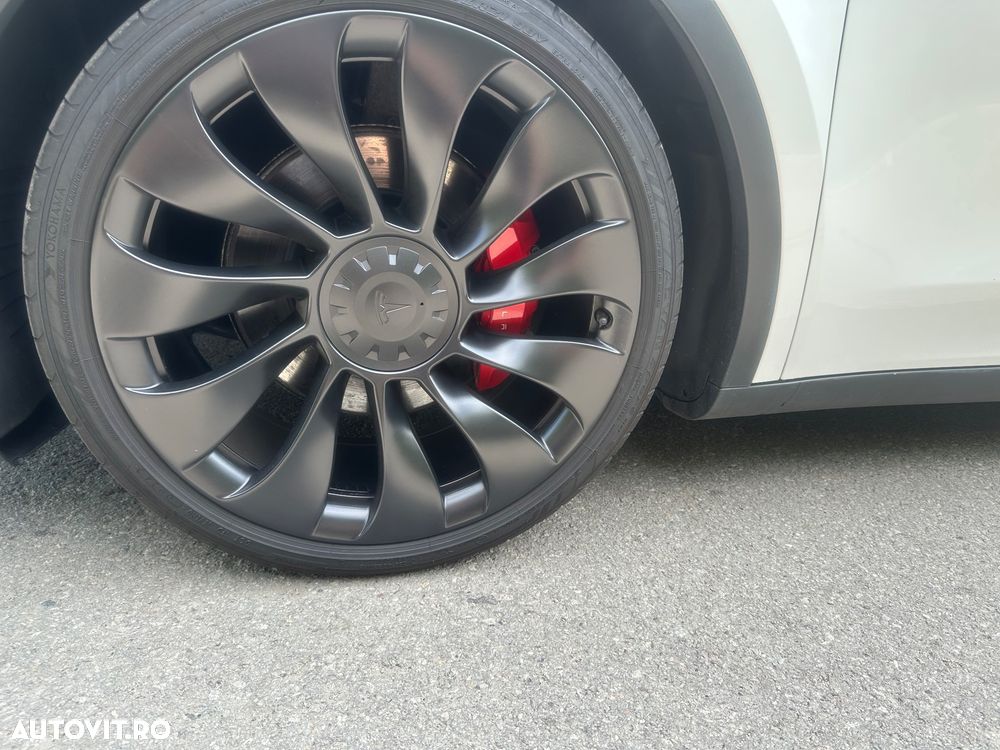 Tesla Model Y - 24