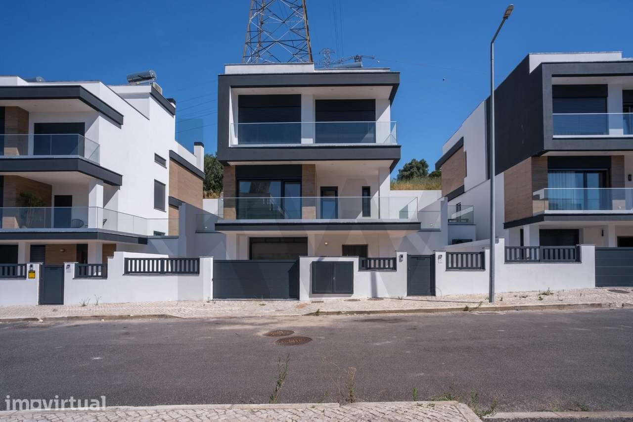 Moradia T4  com Piscina e Jardim em Vialonga - Grande imagem: 2/60