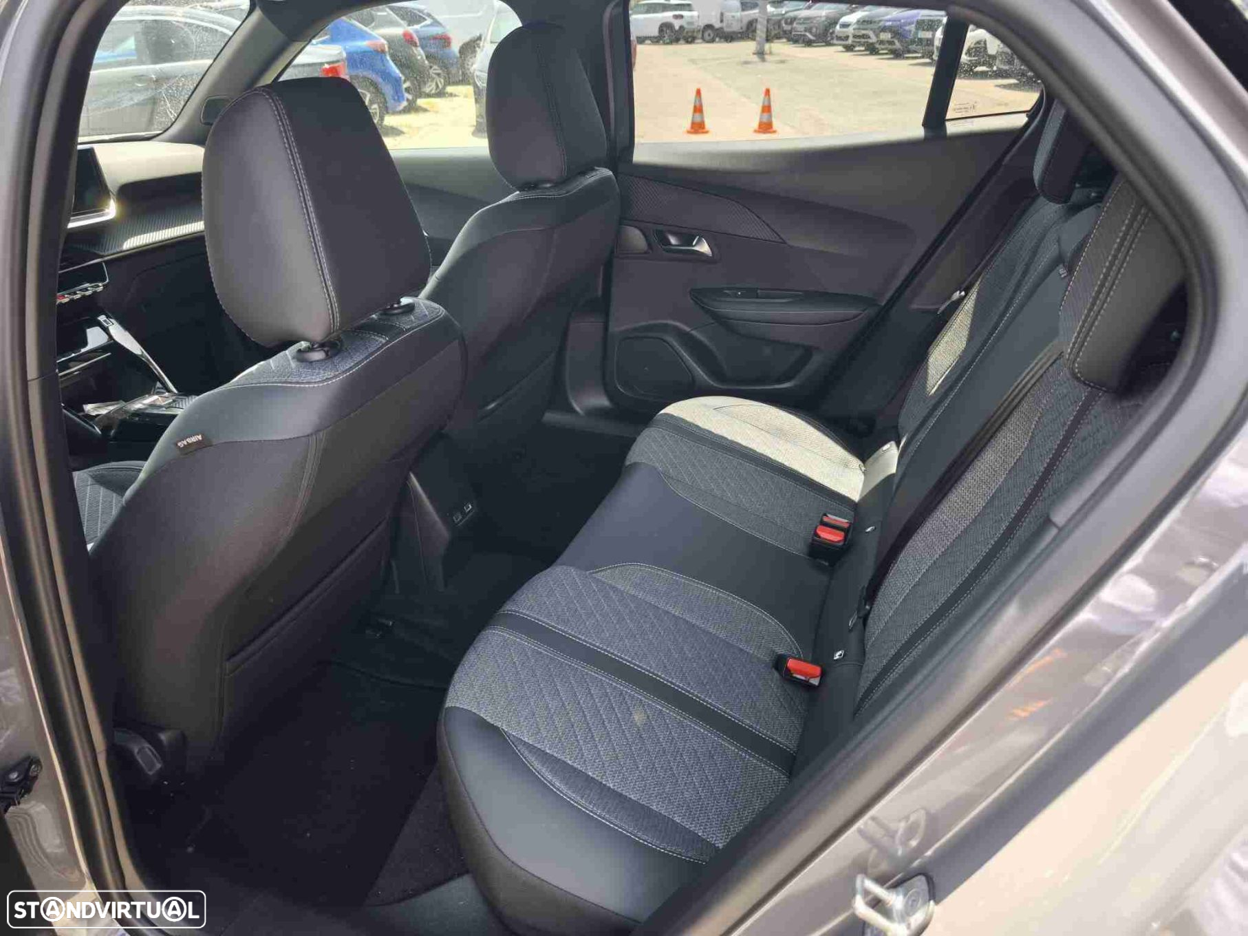 Peugeot e-2008 50 kWh Allure - 8