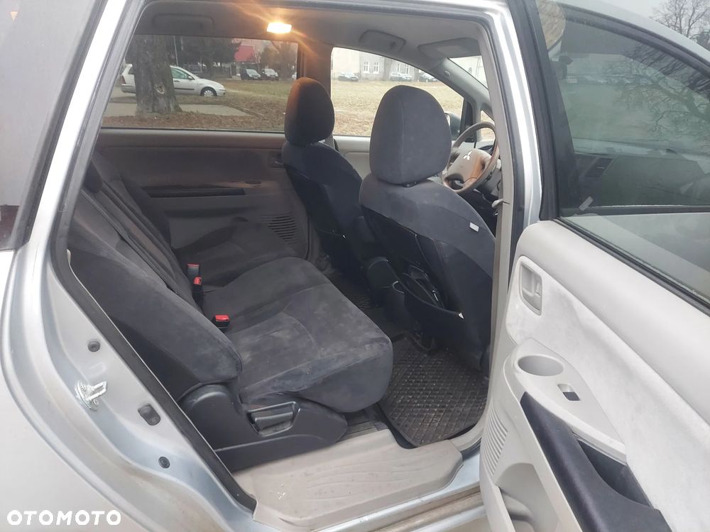 Mitsubishi Grandis 2.4 Intense - 14