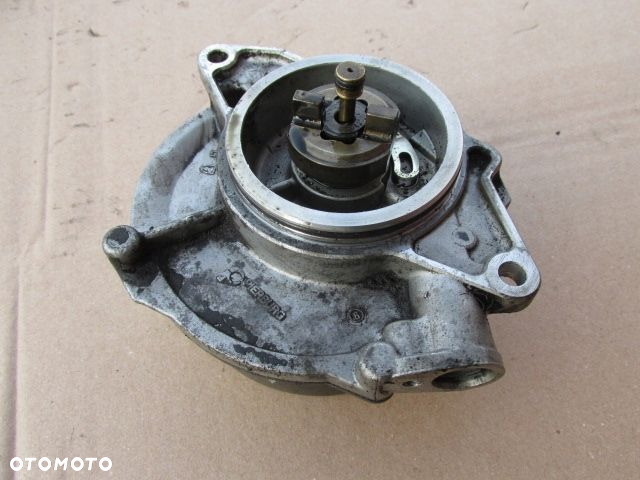 Audi A8 D3 3.0 tdi Pompa vacu vacum 057145100AE - 3