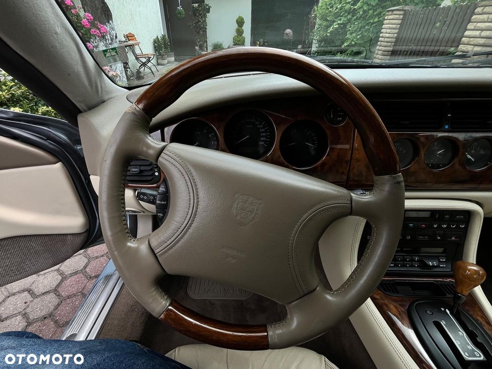 Jaguar XK8 - 13