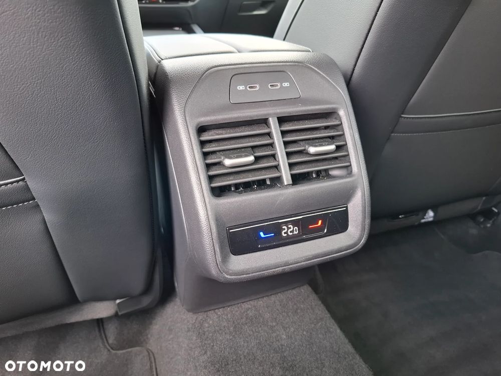 Volkswagen Passat Variant 2.0 TDI SCR DSG Elegance - 35